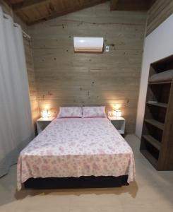 Giường trong phòng chung tại SUÍTES PRAIA DO ROSA