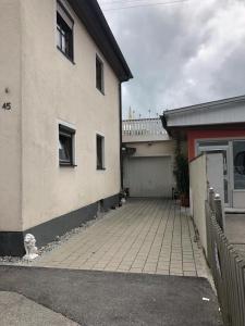 an empty parking lot in front of a building at Franzi‘s-Ferien-Freizeit in Peißenberg