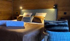 two beds are in a room with at Hotel L'Edelweiss in Pralognan-la-Vanoise