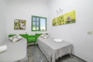 ein Zimmer mit zwei Betten und einem Fenster in der Unterkunft El Sueño - Appartamento fronte spiaggia vista mare in Cotillo