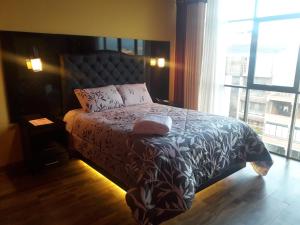 um quarto com uma cama e uma janela grande em Hotel Paraíso em Callampaya