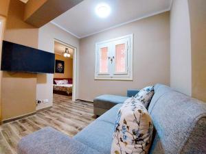 Μια τηλεόραση ή/και κέντρο ψυχαγωγίας στο lovely one bedroom apartment within cozy compound including swimming pool, supermarket. perfect location at neama Bay with access to public transportation