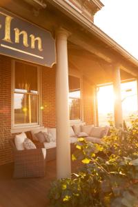 ein Gebäude mit Sofas auf einer Veranda mit Schild in der Unterkunft The Londonderry Inn in Hershey