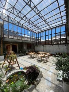 香格里拉雪湖轻奢民宿 Snowlake Inn的一座带桌子和玻璃天花板的大型建筑