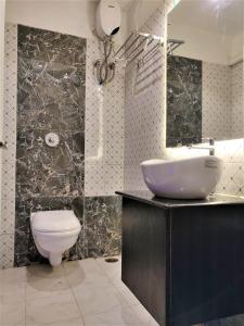 La salle de bains est pourvue d'un lavabo et de toilettes. dans l'établissement HOTEL MAGPIE, à Port Blair