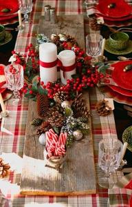 uma mesa com decorações de Natal em cima em Cottage Chalet-Tiara em Slavske