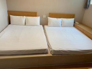 Postel nebo postele na pokoji v ubytování XDZ Hotel