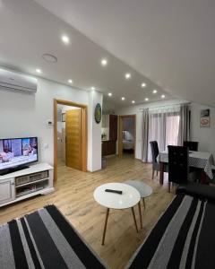 Una televisión o centro de entretenimiento en Dani apartment