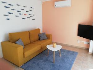 uma sala de estar com um sofá e uma mesa em Penthouse Puro em Cabanas de Tavira