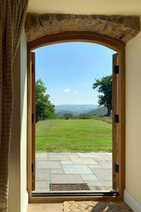 una puerta abierta con vistas a un campo en Paradise position on Exmoor National Park, en Minehead