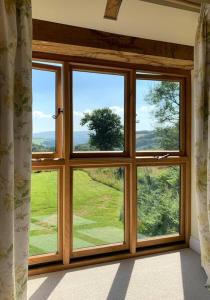 Habitación con ventana grande con vistas al campo en Paradise position on Exmoor National Park, en Minehead