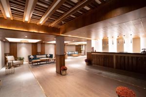 een lobby van een ziekenhuis met een wachtkamer bij Snow Valley Heights in Shimla