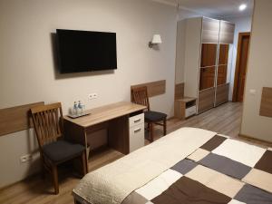 TV a/nebo společenská místnost v ubytování Raganas Ķēķis Hotel