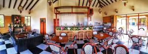 een restaurant met tafels en stoelen in een kamer bij GENKI LUXURY GLAMPING in Villa de Leyva