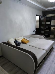 1 cama grande en una habitación con en Квартира en Tiraspol