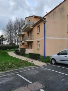 um carro estacionado em frente a um edifício em l oiseau bleu em Cayeux-sur-Mer