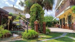 A garden outside Il Laghetto