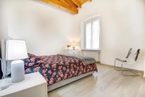 una camera con letto, scrivania e finestra di Gelsomini appartamenti sul lago dOrta a Orta San Giulio