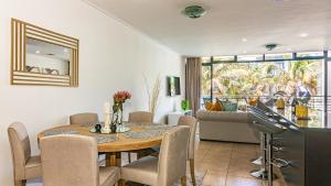 uma sala de jantar com uma mesa e um sofá em COZY LUXURY 3 BRM 4 BED em Durban
