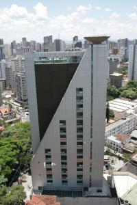 un edificio alto con una cúpula encima en San Diego Apto 808, en Belo Horizonte