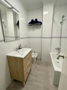 A bathroom at Apartamento Conil Playa & céntrico, con Aire Acond y WIFI -SOLO FAMILIAS Y PAREJAS-
