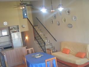 uma sala de estar com um sofá e uma mesa em Allotjament Joana em Riumar