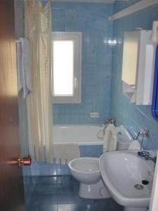 uma casa de banho com um lavatório, um WC e uma banheira em Allotjament Joana em Riumar