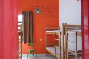 Hostel Durres emeletes ágyai egy szobában