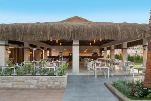 A restaurant or other place to eat at Aska Lara Resort & Spa Hotel