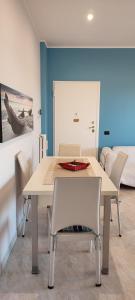 una sala da pranzo con tavolo e sedie di Sweet house a Bari
