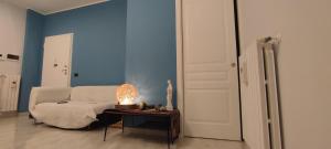 um quarto com uma cama e uma mesa com um candeeiro em Sweet house em Bari