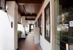 un couloir vide d'un bâtiment avec une porte et un trottoir dans l'établissement Check-Inn at Little India, à Singapour