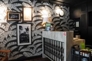 Zimmer mit einer Wand mit gemusterter Wand in der Unterkunft Check-Inn at Little India in Singapur