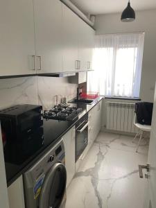 Η κουζίνα ή μικρή κουζίνα στο Centru Vechi Apartament