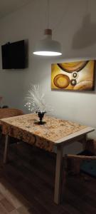 Uma TV ou centro de entretenimento em Vv casafaromar oceanfront comfort