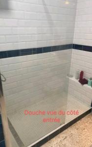 a shower with a sign that says doozy we are in golf entrance at Appartement RIM in Casablanca +21 photos