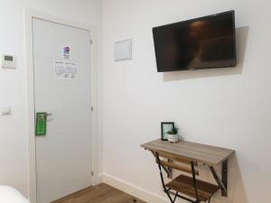 TV a/nebo společenská místnost v ubytování Norte Oviedo Rooms Madrid