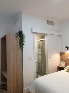 Postel nebo postele na pokoji v ubytování Norte Oviedo Rooms Madrid