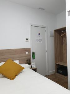 Postel nebo postele na pokoji v ubytování Norte Oviedo Rooms Madrid