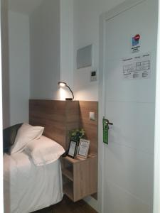 Postel nebo postele na pokoji v ubytování Norte Oviedo Rooms Madrid