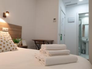 Postel nebo postele na pokoji v ubytování Norte Oviedo Rooms Madrid