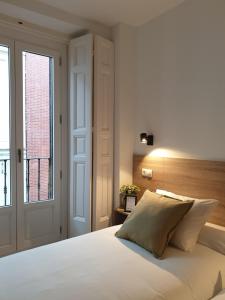 Postel nebo postele na pokoji v ubytování Norte Oviedo Rooms Madrid
