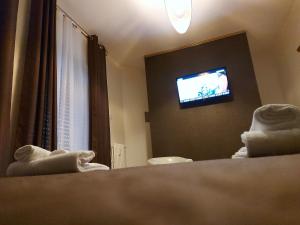 a room with a television and a bed with towels at B&B Viviani Potenza in Potenza