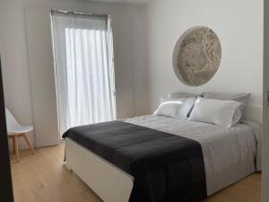 Un dormitorio con una cama grande y una ventana en Mus Boavista, en Oporto