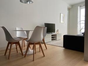 - une salle à manger avec une table et quatre chaises dans l'établissement Mus Boavista, à Porto