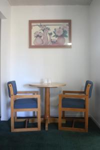 stół i 2 krzesła obok stołu i stołu i krzeseł w obiekcie Thunderchief Inn w mieście South Lake Tahoe