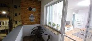 um quarto com duas cadeiras e uma janela em Angel Residence em Sibiu