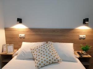 Postel nebo postele na pokoji v ubytování Norte Oviedo Rooms Madrid