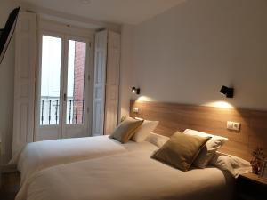 Postel nebo postele na pokoji v ubytování Norte Oviedo Rooms Madrid + 33 fotografií
