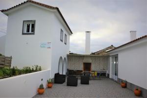 a courtyard of a white house with a patio at CASA DO ADRO -GRANEL in Nordeste